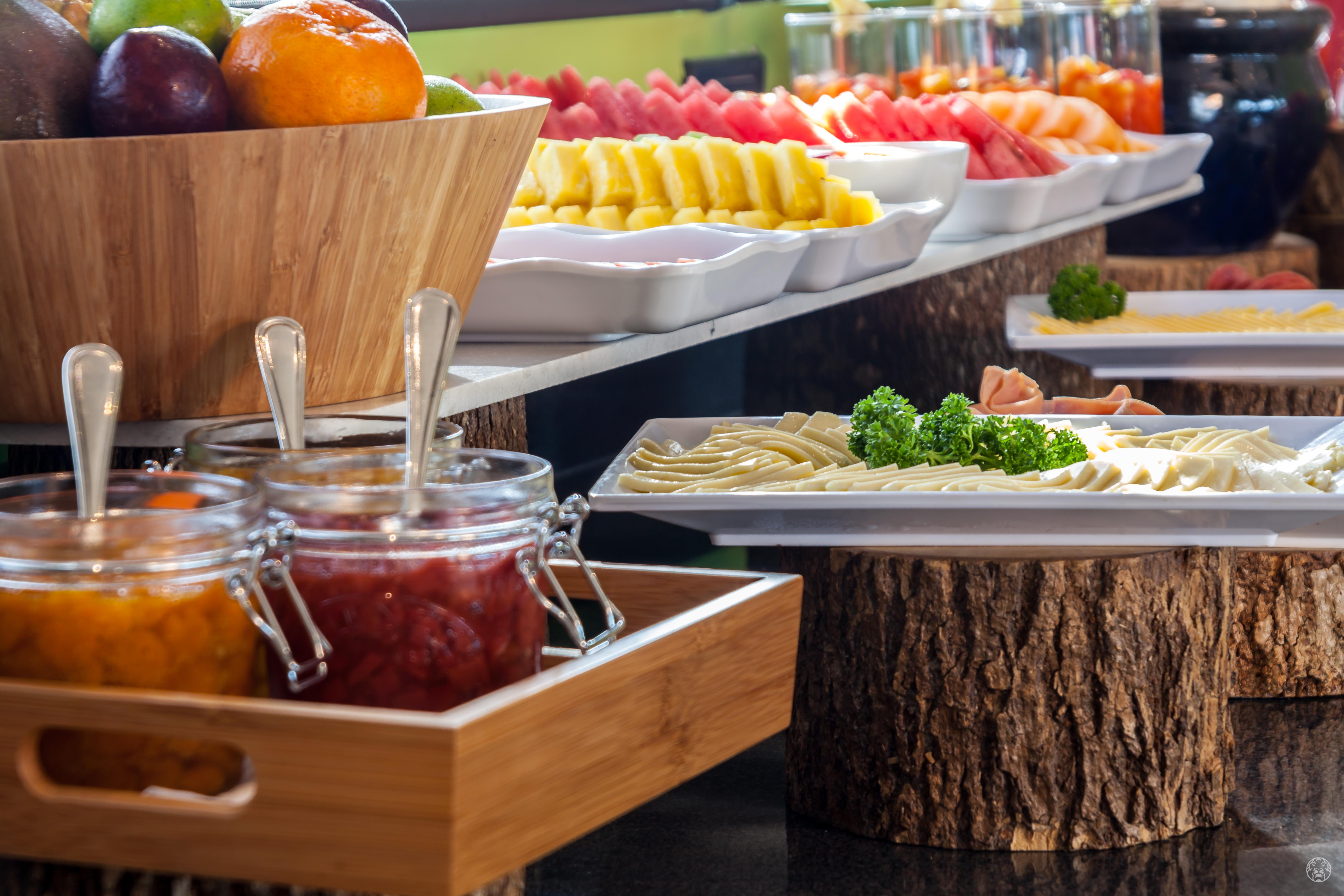 Ghl Collection Barranquilla Hotel Exterior foto A buffet at a hotel