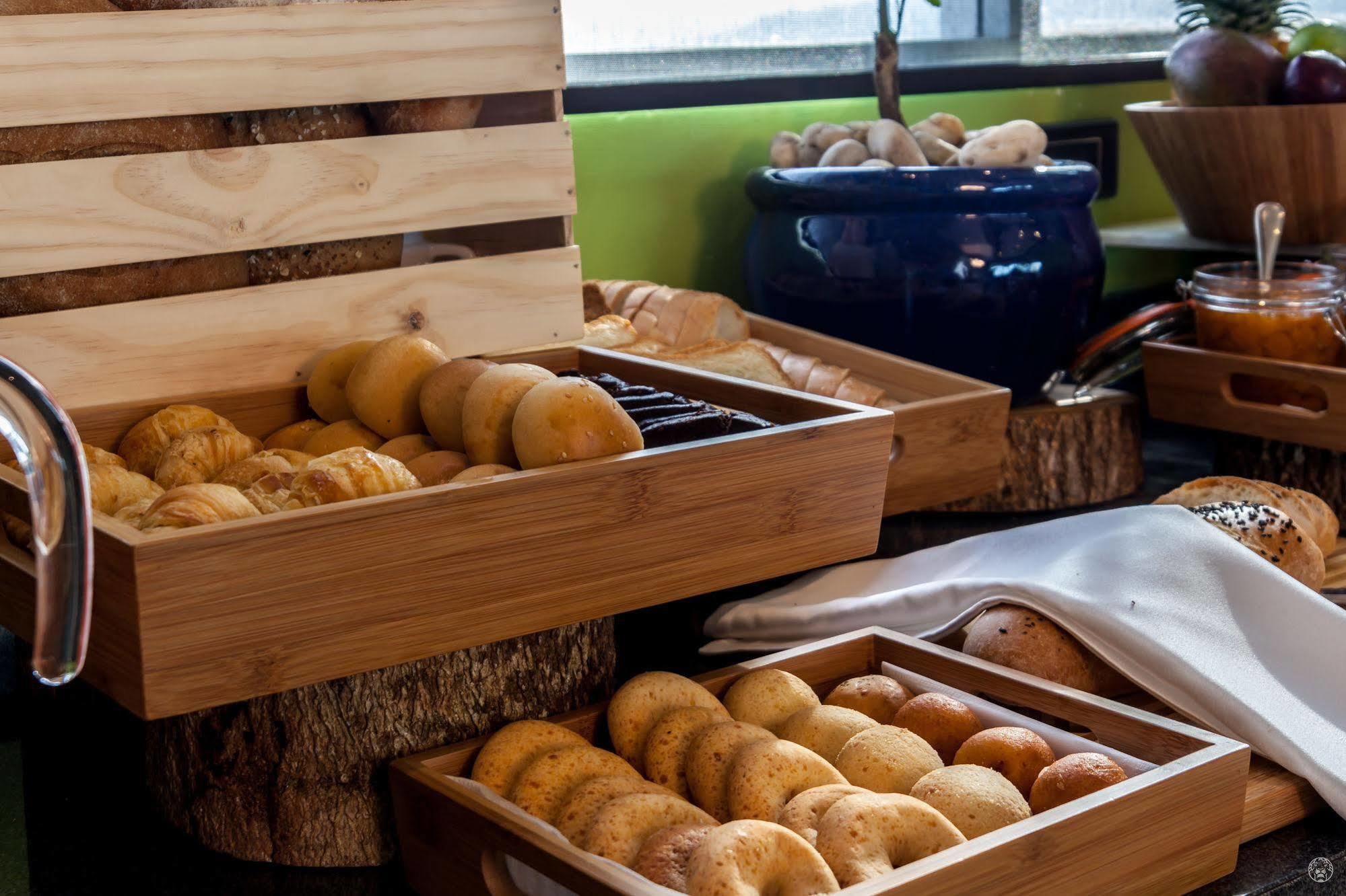Ghl Collection Barranquilla Hotel Exterior foto Buns at a buffet