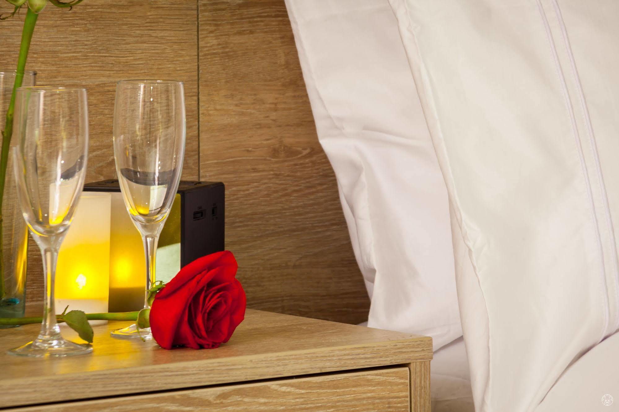 Ghl Collection Barranquilla Hotel Exterior foto A red rose and champagne