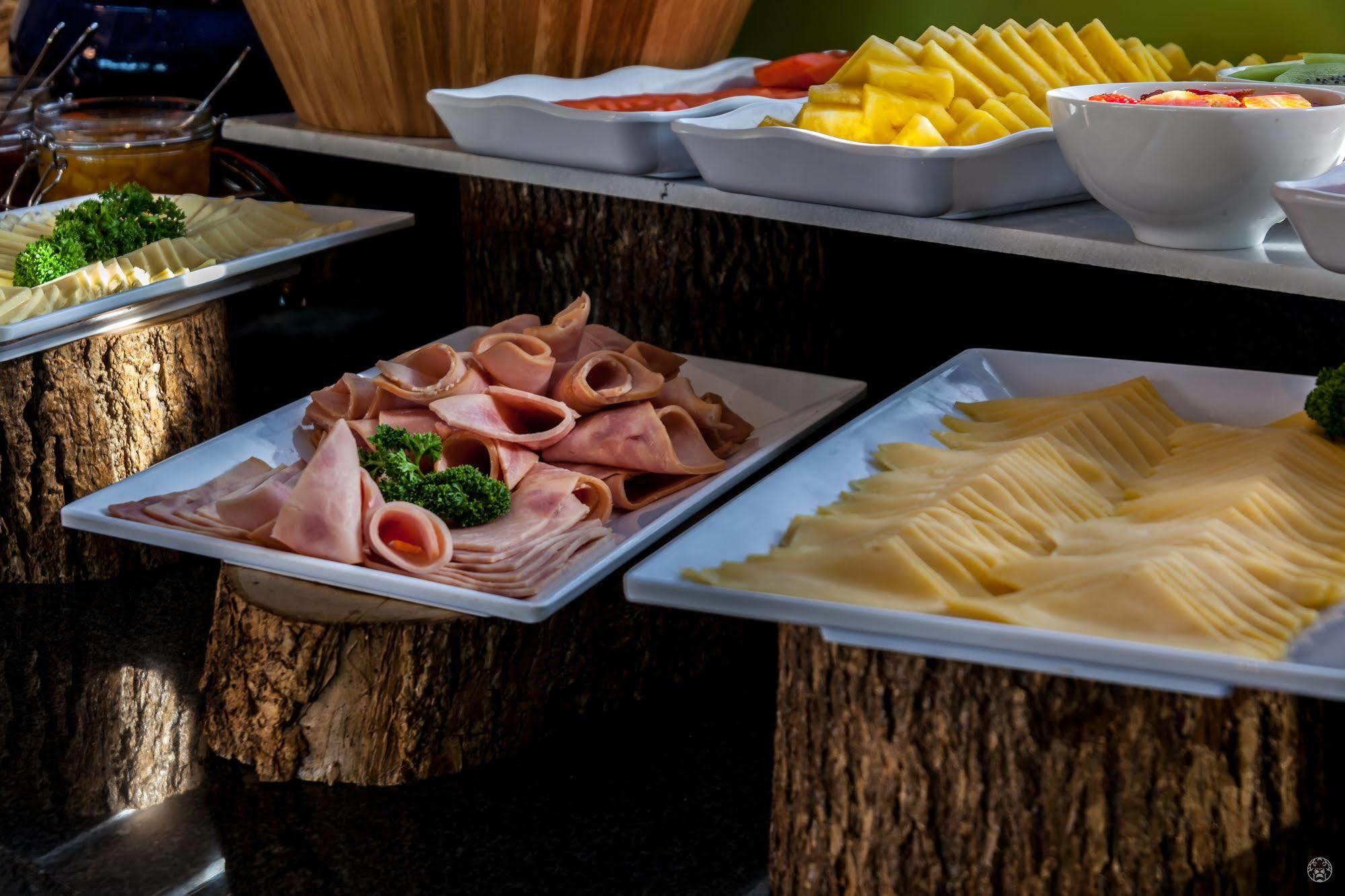 Ghl Collection Barranquilla Hotel Exterior foto A buffet with ham and cheese